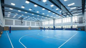 إنشاء ملعب متعدد الأغراض في الإمارات 2025 – دليل شامل للتصميم والتنفيذ وأنظمة الأرضيات 3 ملعب داخلي متعدد الأغراض – أرضية PU، سلات كرة سلة، خطوط كرة طائرة وإنارة LED